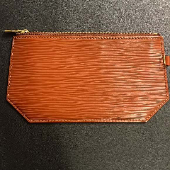 Authentic Louis Vuitton Epi Leather Pouch EUC SUPER CLEAN INSIDE /and OUTSIDE . - Picture 2 of 6